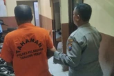 Demi Kebutuhan Hidup, Tukang Becak di Surabaya Nekat Curi Ponsel di Mobil yang Dicuci