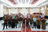 Mahasiswa UM Surabaya & Singapore Polytechnic Terjun Bantu UMKM Ikan Asap hingga Jamu