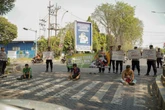 Polsek Tenggilis Edukasi Bahaya Balap Liar dengan Aksi Teatrikal & Berbagi Bunga