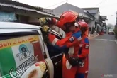 Sudin Gulkarmat Jakarta Timur Bantu Buka Mobil Terkunci Milik Warga