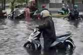 Hujan Deras Guyur Surabaya, 17 Titik Banjir dan Genangan Air Capai 50 Cm