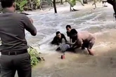 Nekat Terobos Banjir, Petugas Dishub Gresk Nyaris Tewas Terseret Arus, Motor Hilang