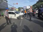 Minibus Oleng Tabrak Pembatas Jalan di Pasteur Bandung