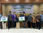 Baznas Jabar Salurkan Beasiswa untuk 102 Mahasiswa Berprestasi