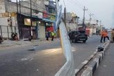 Pengemudi Mengantuk, Mobil Xpander Tabrak Tiang PJU Hingga Terbalik