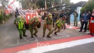 Tangguh, Personel Linmas Adu Kekuatan Tarik Maung Pindad di Semarang
