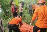 Jenazah Pria Misterius Ditemukan Mengapung di Sungai Barata Jaya Surabaya