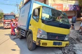 Mobil Boks Bermuatan Es Batu Terperosok di Jalan Krembangan Surabaya