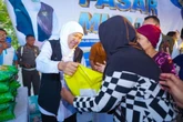 Khofifah Pastikan Bahan Pokok Terjangkau, Pasar Murah Diserbu Warga Ngawi