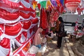 Pedagang Bendera di Surabaya Keluhkan Omzet Anjlok, Kalah dengan E-Commerce