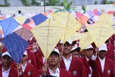 4.018 Mahasiswa Baru UM Surabaya Suarakan Kritik Sosial Lewat Layang-Layang