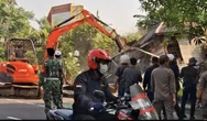 Gunakan Alat Berat, Satpol PP Depok Bongkar Puluhan Bangunan Liar di Juanda