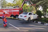Mobil Terperosok ke Taman Pelangi Jalan Ahmad Yani, Pengemudi Menghilang
