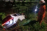 Sopir Diduga Mengantuk, Toyota Innova Terperosok di Sungai Surabaya