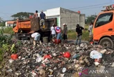 5 Truk Dikerahkan DLH Bekasi Bersihkan Sampah Liar Jelang Normalisasi Saluran Balong Tua