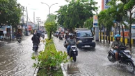 Hujan Lebat Mengguyur Semarang, Sejumlah Jalan Protokol Tergenang, Lalu Lintas Macet