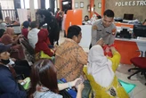 Polres Metro Depok Bagikan Ratusan Nasi Bungkus dan Air Mineral untuk Pemohon SKCK