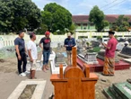 Polisi Meninjau Makam Warga Nonmuslim yang Dirusak