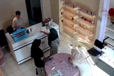 Viral Mak-Mak di Surabaya Paksa Pemilik Toko Beri Sumbangan Rp500 Ribu untuk Agustusan