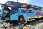 Bus Pariwisata Tabrak Pemotor dan Truk di Akses Suramadu, 2 Orang Tewas