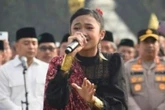 Suara Shanun Rahmani Bikin Merinding Saat Nyanyikan Ibu Pertiwi di Tugu Pahlawan