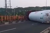 Truk Muatan 15 Ton Elpiji Terguling di Jembatan Mertex Mojokerto