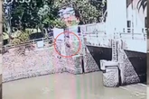 Geger! Pria Berbaju Hijau Nekat Ceburkan diri ke Sungai Jagir