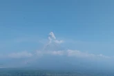 Semeru Kembali Muntahkan Abu Setinggi 1 Kilometer, Ini Zona yang Harus Dihindari