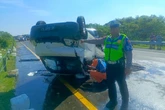 Pikap Muatan Minyak Pecah Ban dan Terguling di Tol Sumo, Sopir Tewas