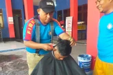 Kala Petugas Damkar Surabaya Dimintai Tolong Pria Depresi untuk Pangkas Rambut