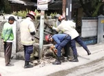 Kepulan Asap Muncul dari Bawah Tiang Lampu di Jalan Muhammad Naim Depok