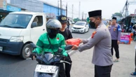 Jumat Berkah, Polres Karawang Berikan Kebahagiaan untuk Driver Online