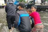 Banjir Jakarta: Anak-Anak Bantu Dorong Motor, Hasilnya Lumayan