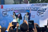 Gaet Nasabah Gen Z, J Trust Bank Hadirkan Christy & Marsha JKT48 di Surabaya