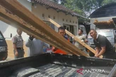 11 Rumah Rusak Diterjang Angin Kencang, BPBD Temanggung Salurkan Bantuan Bahan Bangunan