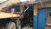 Truk Tronton Melaju Kencang Menabrak Kios di Buah Batu Bandung, Sopir Tewas