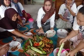 Sukarelawan Ganjar Latih Mak-Mak di Banyuwangi Membuat Nasi Tumpeng Tuk Ide Bisnis