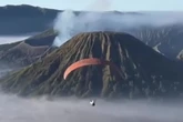 Viral Penerbangan Paralayang di Atas Kawasan Gunung Bromo, TNBTS Angkat Bicara