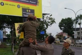 Satpol PP Bantul Tempel Pesan Peringatan di Belasan Reklame dan Baliho Tak Berizin