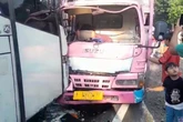 Ugal-Ugalan, Bus Mira Adu Banteng dengan Truk Muatan Kayu di Ngawi