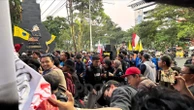 Ratusan Mahasiswa Kepung Kantor Gubernur Jateng, Tuntut BBM Turun & Evaluasi MBG