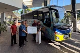 Dukung Mobilitas Mahasiswa, SPS Hibahkan Bus ke UK Petra