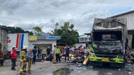 Truk Angkutan Paket JNE di Gudang Gedebage Bandung Ludes Terbakar