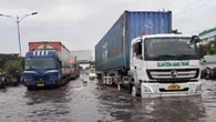 Banjir Setinggi Pinggang di Semarang Bikin Jalur Pantura Lumpuh, Sopir Pasrah & Lelah