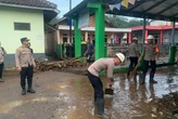 Tim Gabungan Dikerahkan BPBD Garut untuk Membersihkan Pemukiman Warga dari Lumpur Banjir