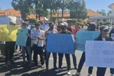 Desak Perbaikan Tata Kelola, Mitra Dapur MBG Bagikan Sayuran Gratis di Depan Grahadi