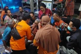 Dikira Hanyut Saat Buang Hajat, Wanita Ini Ditemukan Hipotermia di Kebun Tebu Ngawi