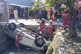 Panik Seusai Tabrak Gerbang Parkir, SUV Terjun ke Sungai Kalidami Surabaya