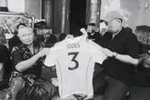 Bentuk Penghormatan Suporter Berbakti, Jay Idzes Beri Jersey & Ban Kapten Kepada Djalu