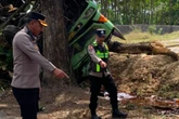 Truk Bermuatan Tetes Tebu Terguling di Jalibar Malang, Sopir Tewas Tertimpa Kendaraan